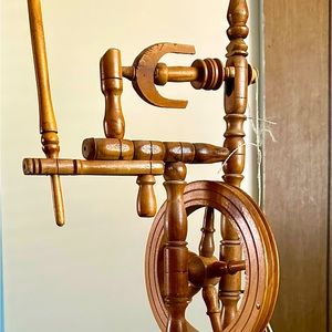 2’tall spinning wheel no working, was told could be salesman sample